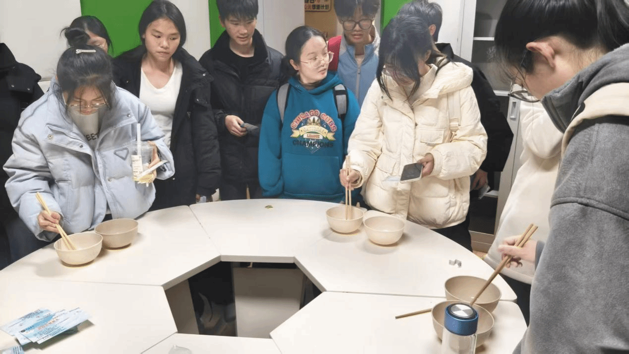 筷运弹珠·解压释心 ——信息与计算机工程学院举办“3·25心理健康文化节”专题活动